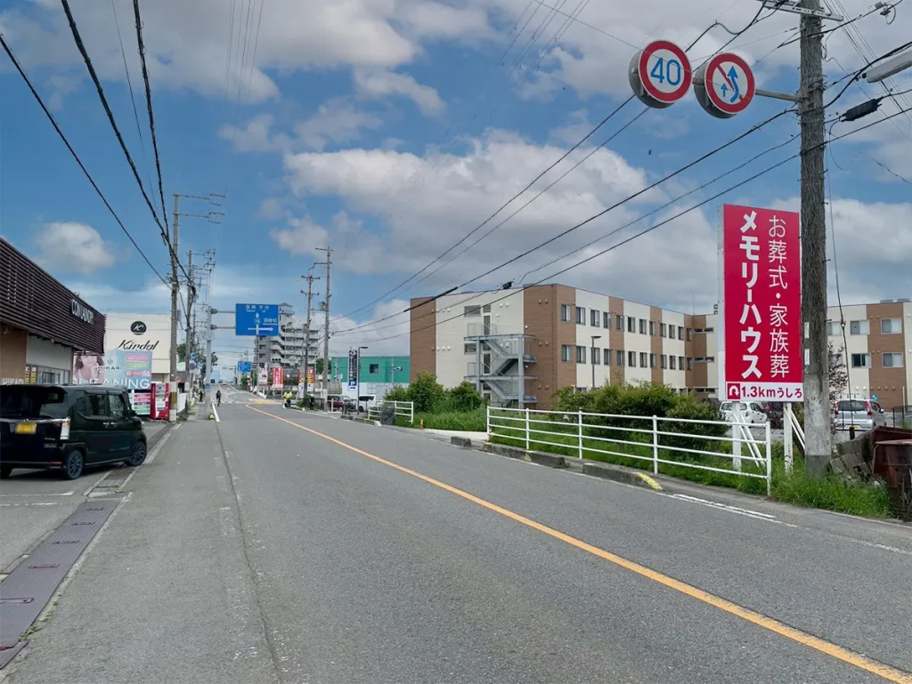 葬儀社の野立て看板