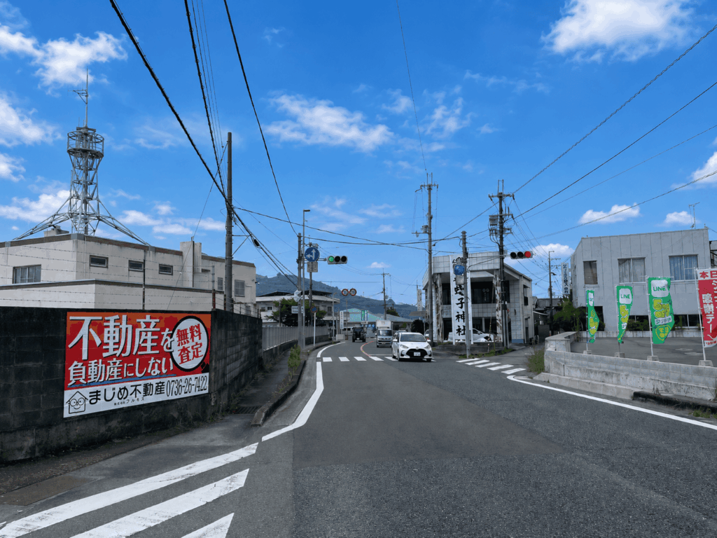 道路から見た不動産無料査定の壁面看板