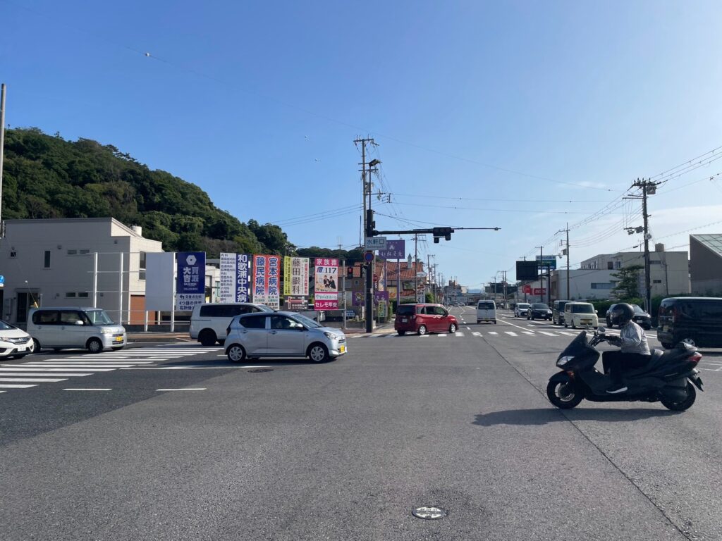 和歌山市秋葉町の水軒口交差点から見た買取大吉和歌山和歌浦東店様の野立て看板と周辺道路の交通状況
