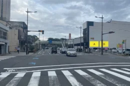 和歌山市小松原通・県庁前交差点付近の壁面看板広告枠